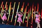 Perfume「教室どころか広場をダンスフロアに　数万人が飛び跳ねる絶頂のステージ」1枚目/2