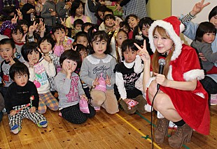 三浦サリー「三浦サリー ミニスカサンタ姿で福島の子どもたちへXmasプレゼント」