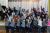 Ｍｅｔｉｓ「Metis 今年で閉校の小学校をサプライズ訪問、生徒40人と歌唱」1枚目/1