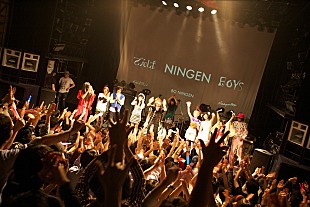 ＢＯ　ＮＩＮＧＥＮ「BO NINGEN 夙川、でんぱ組との3者コラボ中にステージ上でキス」