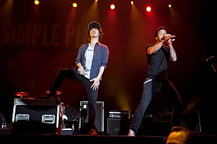 シンプル・プラン「シンプル・プラン 白熱のステージにONE OK ROCK＆リヴァース・クオモがサプライズ出演」