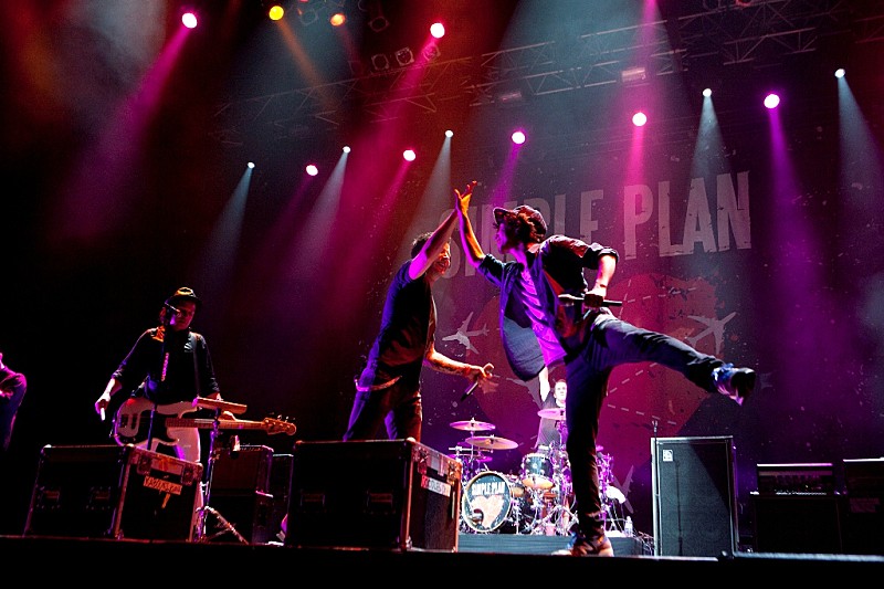 シンプル プラン 白熱のステージにone Ok Rock リヴァース クオモがサプライズ出演 Daily News Billboard Japan