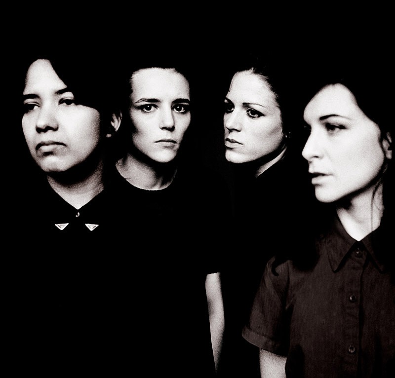 ロンドン発女性4人組バンド、サヴェージズが新曲ビデオを公開