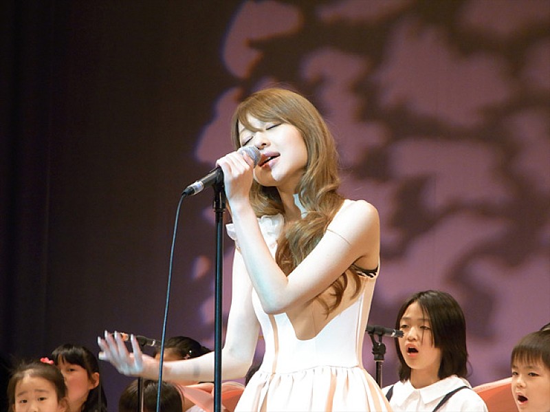 三浦サリー 綾瀬はるから参加『八重の桜』トークショーで子ども達と合唱