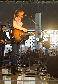 20周年の山根康広「Get Along Together」大阪駅に響かせる | Daily News | Billboard JAPAN