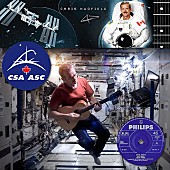 デヴィッド・ボウイ「デヴィッド・ボウイの名曲「スペース・オディティ」を本物の宇宙で実演」1枚目/1