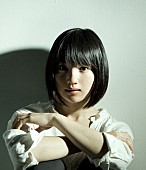 新山詩織「剥き出しの女子高生“新山詩織”川口春奈主演映画の主題歌MV解禁」1枚目/2