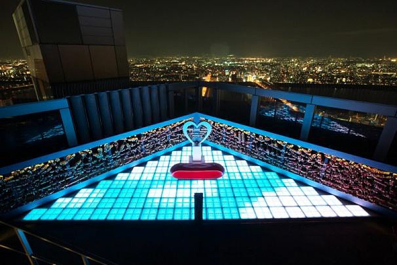 ET-KINGが、ヒット曲「寿」で歌詞にとりあげた大阪の人気スポット「空中庭園展望台」を自ら取材！