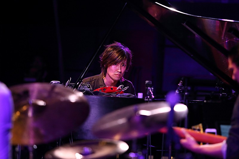 ハクエイ・キム大阪公演 新型の鍵盤楽器が彩る、エレクトリック・ジャズの一夜