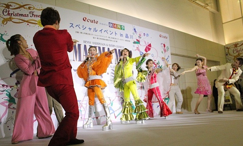 劇団四季 マンマ ミーア のメンバーがエキュートに登場 Daily News Billboard Japan