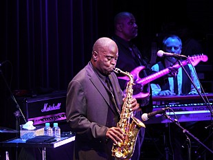 「鋼のグルーヴに身体を委ねてファンキー・タイムの高揚感を！　みんな準備はいいかい？」