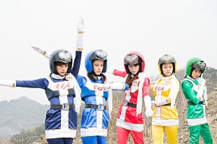 「E-girls 福田雄一監督による戦隊コメディ映画『女子ーズ』の主題歌担当」