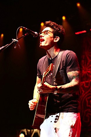 「ジョン・メイヤー、東京公演初日で「ヒサシブリデス！」」