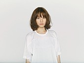 ＡＺＵＭＡ　ＨＩＴＯＭＩ「矢野顕子が認めた若き天才、AZUMA HITOMIが新ビジュアルでは初の顔出し」1枚目/2