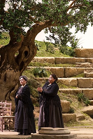 「デフロの正統派新演出による『カヴァレリア・ルスティカーナ』と『道化師』が開幕」