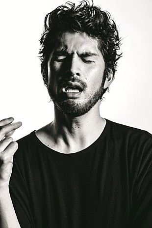 「平井堅 コンセプトカバー集から「切手のないおくりもの」のMV公開」