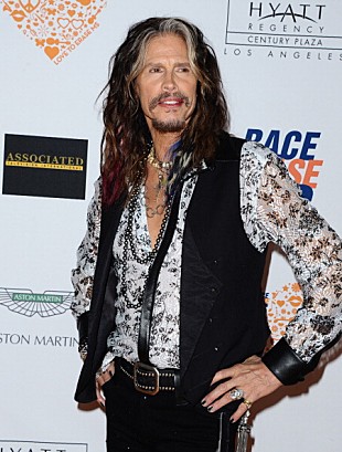 「スティーヴン・タイラー、街に繰り出し大道ミュージシャンとジャム」