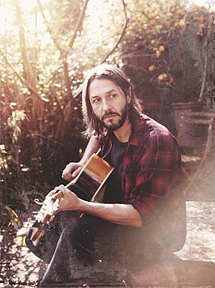 「フィーダーのフロントマン、グラント・ニコラスが初のソロ・アルバム発売、フジロックに出演」