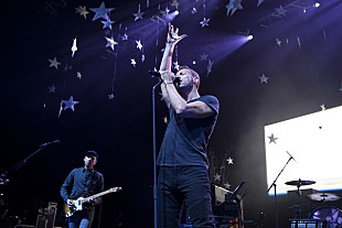 「「この美しい国にまた来れてとても幸せ」コールドプレイによる一夜限りのプレミアム・ライブが開催」