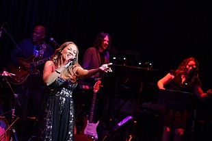 「ノーブルでエレガントなステージにようこそ。 世界一気品あるソウル・シンガーの歌声を堪能するひとときを！」