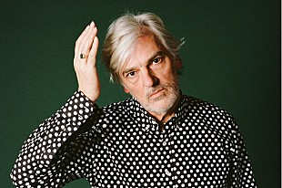 「奇才ロビン・ヒッチコック プロデューサーにジョー・ボイドを迎えた最新作が9月にリリース」