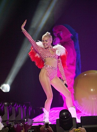 「マイリー・サイラス、新しいタトゥーで“フレーミング・リップス愛”を表現!?」