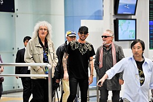 「クイーン＋アダム・ランバート、サマソニ出演のため関西国際空港に到着」