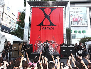 「X JAPAN 事前告知なしでストリートライブ敢行＆新曲MV撮影も」