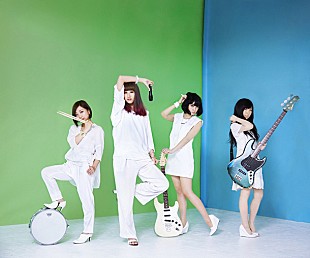 「赤い公園 新曲ビデオに悩めるイマドキ女子総勢38名が出演」