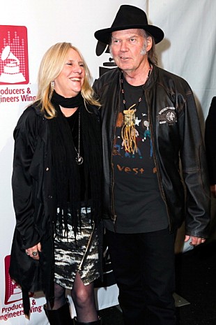 「ニール・ヤング、36年間連れ添った妻のペギと離婚の申し立て」