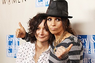 「女優サラ・ギルバート、妻リンダ・ペリーとの間に第一子を妊娠」