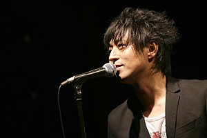 元MOON CHILDササキオサム 生誕ライブで写真企画実施「ESCAPE」披露も | Daily News | Billboard JAPAN