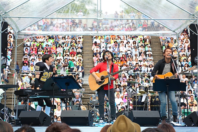 靭公園で開催された、大人のための音楽祭「風のハミング」笑顔の余韻が残る2014年ライブレポート