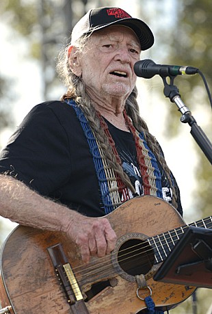 「ウィリー・ネルソンの“髪の毛”がおよそ400万円で落札される」