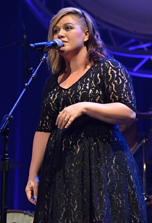 「ケリー・クラークソン、豪華出演者のX'masチャリティ・コンサート開催へ」