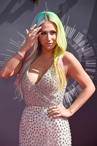 「プロデューサーを性的暴行等で訴えたケシャ、あの曲の歌詞にファンが注目!?」