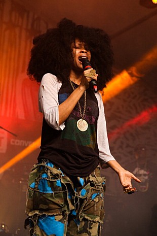 「エリカ・バドゥ、NYの路上パフォーマンスで集まった額はわずか4ドル!?」