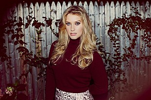 「ファレルも絶賛する歌声、エラ・ヘンダーソンのデビュー作が全英1位を獲得」