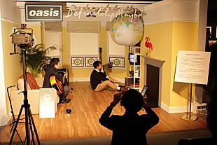 「レアグッズ展示から1stジャケ写再現セットに大行列『オアシス展』に潜入」