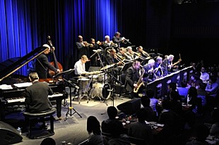 「"ジャズの聖地"からやってきた老舗ビッグ・バンド、VJOが新作とともに贈る秋のジャズ・ナイト」