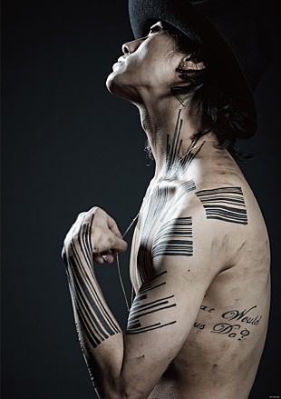 「赤西仁 新曲MVでレーザービームのギターをかき鳴らす」