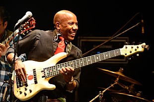 「ネイザンの指が弾き出すふくよかなベース・サウンドに身を委ねる晩秋の宵。世界最高のバイ・プレイヤーが紡ぎだす洗練された音楽世界を存分に体感して。」