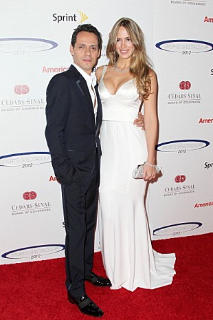 「マーク・アンソニーが20歳下の美人モデル、シャノン・デ・リマと再々婚」