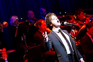 「ジェイミー・カラム、ビッグ・バンドを率いたプレミアムな来日公演で極上のステージを披露」