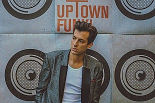 「マーク・ロンソン×ブルーノ・マーズ 最新コラボ曲MVが公開、息の合った共演っぷりは見もの」