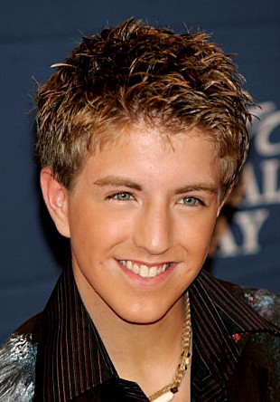 「“12歳のプラチナ歌手”として知られたビリー・ギルマンがゲイを告白」