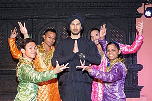 「本場顔負け？　平井堅がインド料理店でキレキレのボリウッドダンス披露」