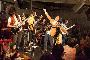 「渋谷伝説のロック喫茶で熱唱、井乃頭蓄音団が年内最後のワンマンで大団円」