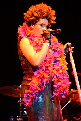 「心地好い“一撃”。新しい年に自らの魂をさらけ出して聴くオルタナティヴ・ソウル・ディーヴァ、メイシー・グレイの歌声。」