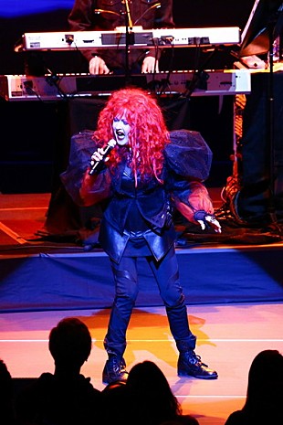 「シンディ・ローパー 30周年を祝うジャパンツアーがスタート、臨機応変のセットリストにファン興奮」